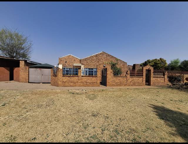 4 BEDROOM HOUSE FOR SALE IN DERSLEY